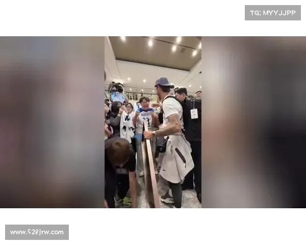 热刺抵达韩国球迷热情迎接 麦迪逊合影时感动流泪 热刺抵达韩国球迷热情迎接 麦迪逊合影时感动流泪